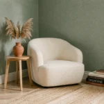 Salon contemporain avec fauteuil bouclé crème, table en chêne naturel et décoration en herbe de pampa dans une ambiance chaleureuse aux tons terreux